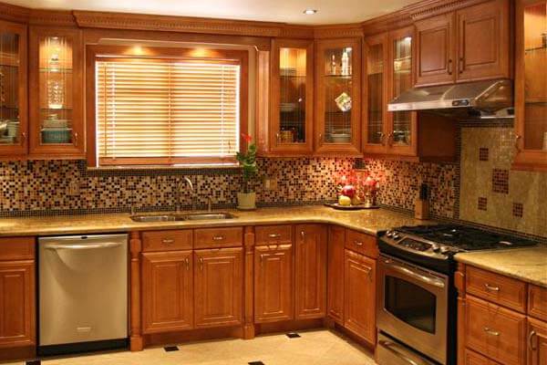 Custom-Kitchen-Cabinetry-600x400-Honey-Maple