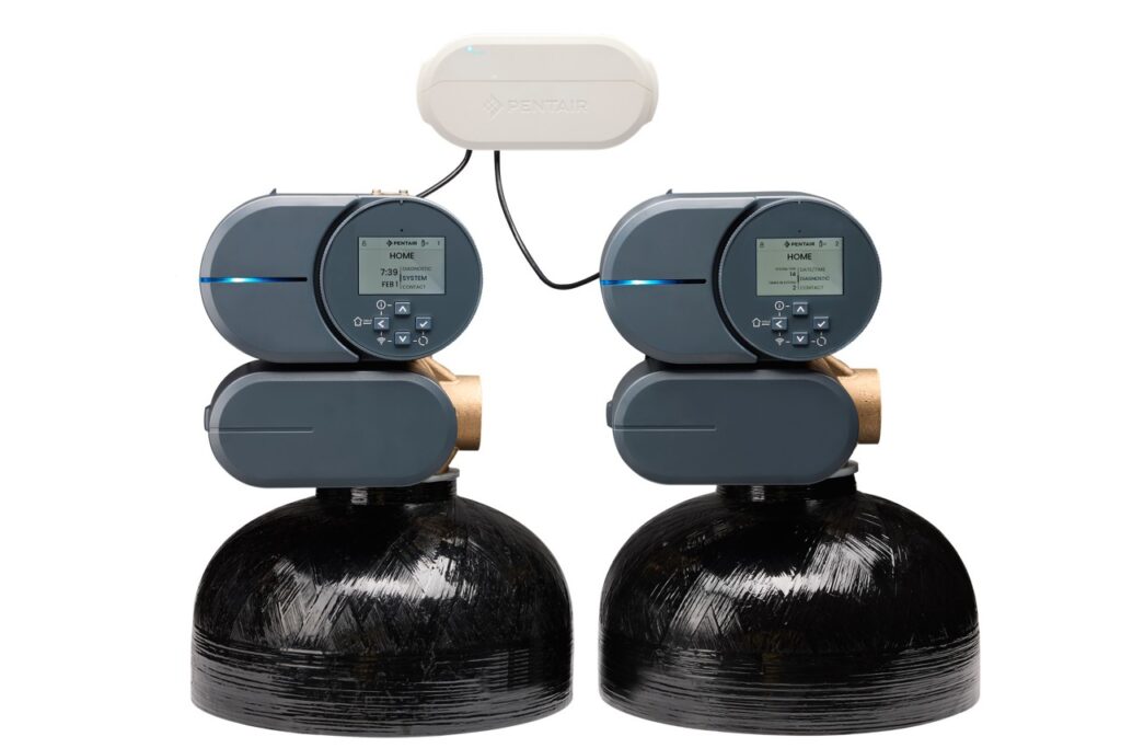 The Fleck AiQ hub connecting two valve heads in a wired configuration.
